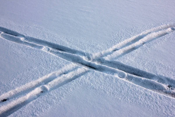 新鮮な雪の上にスキートラックの交差点 スキー跡と雪のテクスチャ — ストック写真