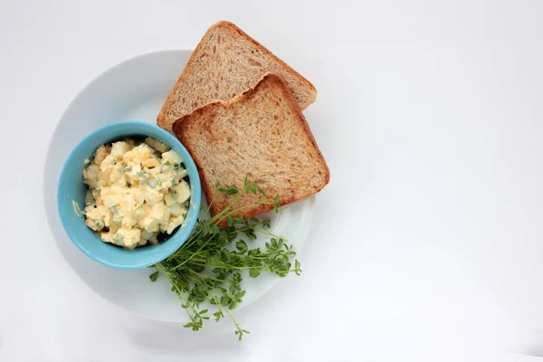 Sandwich Ensalada Huevo Con Pan Tostado Trigo Integral Microverduras Plato — Foto de Stock