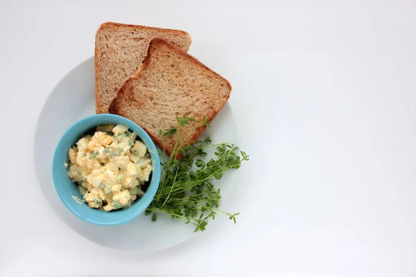 Sandwich Ensalada Huevo Con Pan Tostado Trigo Integral Microverduras Plato — Foto de Stock