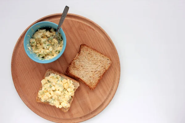 Sandwich Ensalada Huevo Con Pan Tostado Trigo Integral Microverduras Plato — Foto de Stock