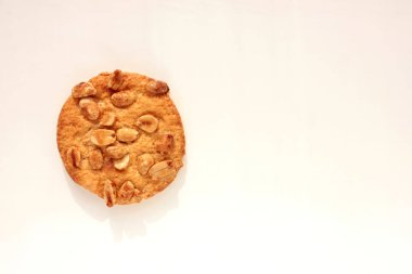 Beyaz zemin üzerinde ev yapımı fıstık kurabiyesinin fotokopi alanı olan yakın plan resmi.