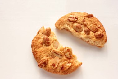 Fıstık kurabiyesi ikiye bölünmüş. Beyaz arkaplandaki ev yapımı pastaların fotokopi alanı ile yakın plan görüntüsü