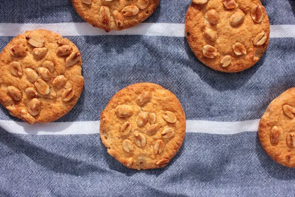 Galletas Maní Recién Horneadas Sobre Mantel Gris Rayado Vista Aérea —  Fotos de Stock