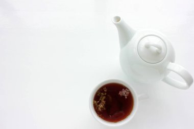 Bir fincan bitkisel kekik çayı ve beyaz masa arkaplanında kuru marjoram çiçekleri ve fotokopi alanı. Üst Manzara. Düz konum.