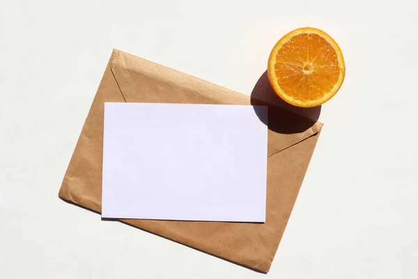 Papelaria Verão Ainda Vida Com Laranja Envelope Kraft Cartão Papel — Fotografia de Stock