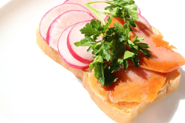Sandwich Con Salmón Ahumado Rábano Queso Crema Perejil Sobre Pan — Foto de Stock