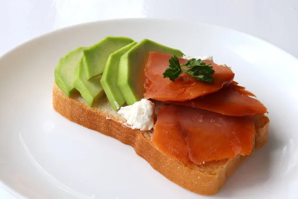 Sandwich Con Salmón Ahumado Aguacate Queso Crema Perejil Sobre Pan — Foto de Stock