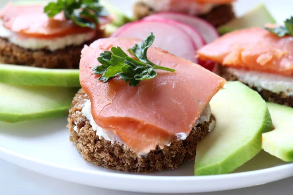 Canapés Aguacate Salmón Ahumado Sobre Pan Centeno Con Queso Crema — Foto de Stock