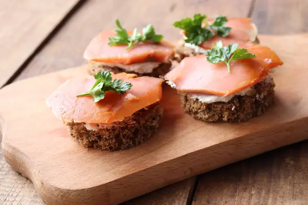 Canapés Aguacate Salmón Ahumado Sobre Pan Centeno Con Queso Crema — Foto de Stock