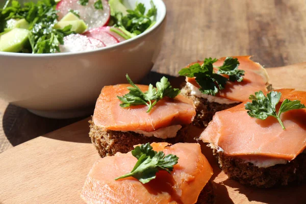 Canapés Salmón Ahumado Sobre Pan Centeno Con Queso Crema Perejil — Foto de Stock