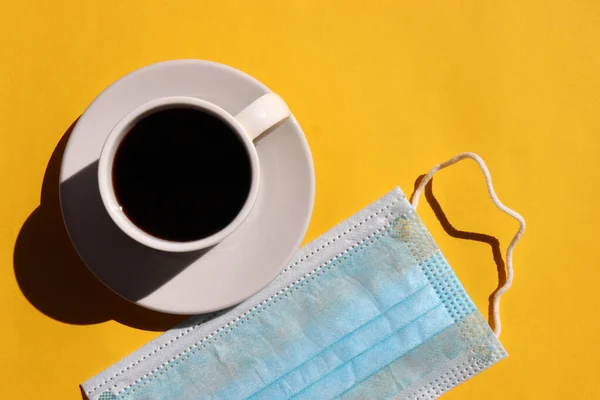 Egy Csésze Kávé Kék Védő Pandémiás Arcmaszk Sárga Alapon Felülnézet — Stock Fotó