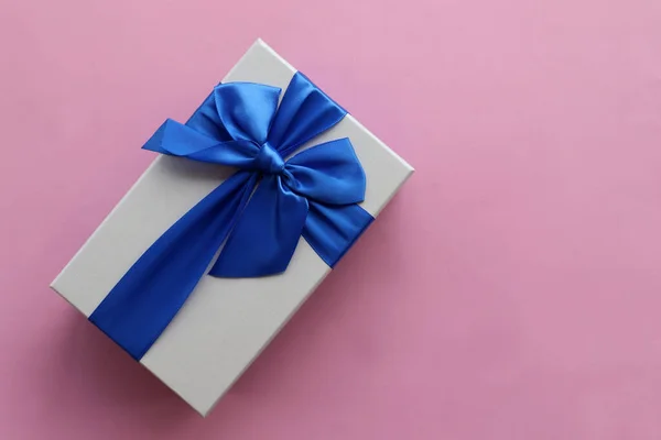 Caja Regalo Con Cinta Azul Sobre Papel Rosa Regalo Del — Foto de Stock