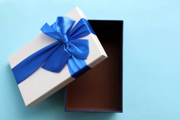 Caja Regalo Abierta Con Cinta Azul Sobre Fondo Papel Azul — Foto de Stock