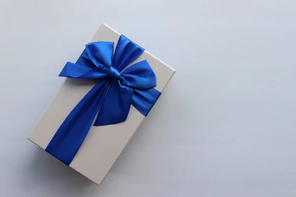 Kotak Hadiah Dengan Pita Biru Latar Belakang Meja Putih Ayah Stok Gambar Bebas Royalti