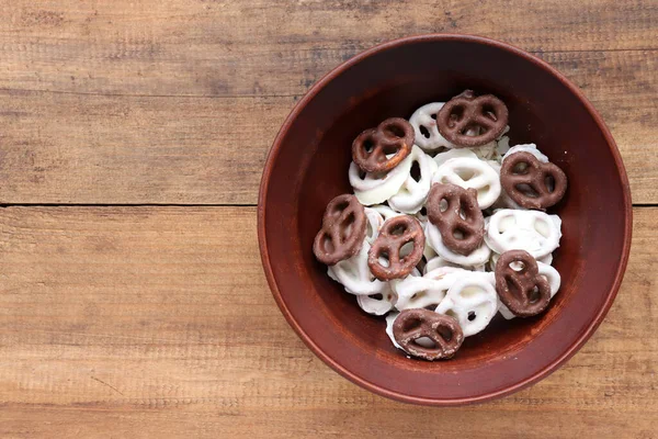 White Dark Salted Chocolate Covered Mini Pretzels Bowl Wood Table — Stock Photo, Image
