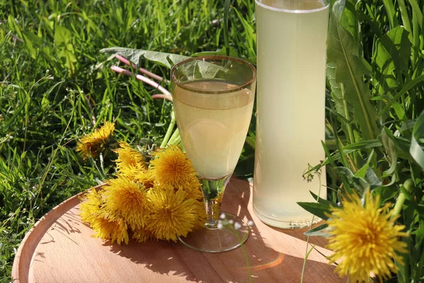 Glass Dandelion Wine Wooden Board Summer Garden Homemade Herbal Drink — Stock Photo, Image