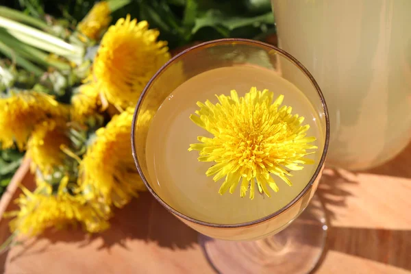 Glass Dandelion Wine Wooden Board Summer Garden Homemade Herbal Drink — Stock Photo, Image