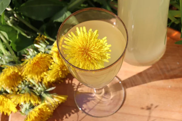 Glass Dandelion Wine Wooden Board Summer Garden Homemade Herbal Drink — Stock Photo, Image