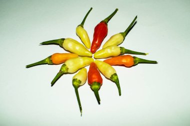 Beyaz arka planda beyaz kırmızı ve turuncu kırmızı biberler