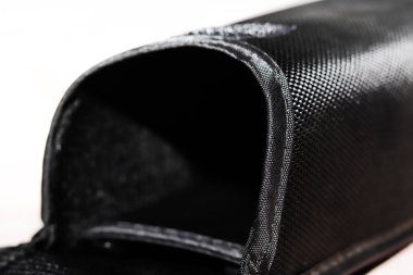 Beyaz arkaplanda parlak siyah renk kapağı