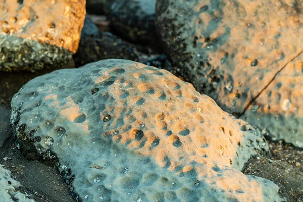 Über Den Felsen Strand Liegt Eine Sandschicht — Stockfoto