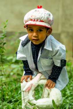 Bebek çok tatlı görünüyor ve ön tarafında bir şey buluyor.