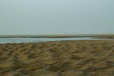 Doğanın kumları ve toprakları. En büyük nehirde kumlu mavi su.