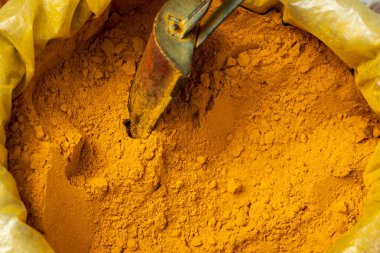 Denenmemiş zerdeçal köri pişirmede kullanılan bir bileşendir. Ayrıca sarı, görünür ışık spektrumunda turuncu ve yeşil arasındaki renktir.