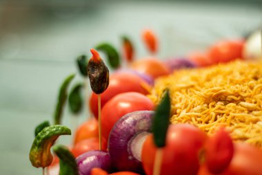 Sokak yemekleri Bombay Pepper Soğan ve Chanachur gibi lezzetli ve lezzetli abur cuburlar için büyük bir baloda düzenlendi.