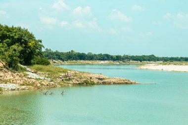Başlangıçta nehrin küçük Gorai 'sinde çok eski bir mahasasana vardır.