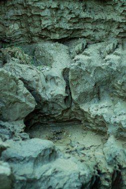 Yağmur suyu aktıktan sonra nehrin kıyılarında derin çukurlar açıldı.