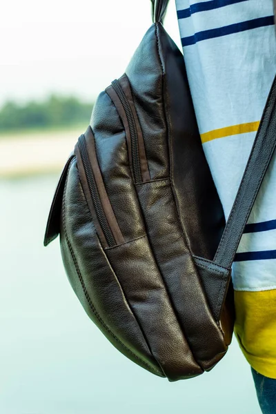 Solid Leather Bag Carrying Bag Showing Man Back Stand River — Stock Photo, Image