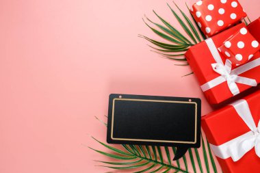 Çin 'de online alışveriş, 11.11 single' ın günlük satış konsepti. Pembe arka planda kırmızı hediye kutuları. 11.11 nolu metin için fotokopi alanı var. Noel Kavramları ve Yeni Yıl kavramları.