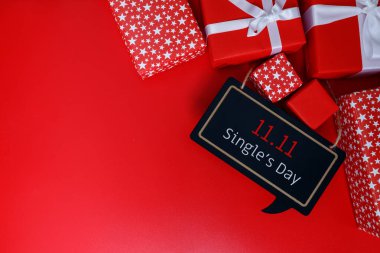 Çin 'de online alışveriş, 11.11 single' ın günlük satış konsepti. Kırmızı arka planda kırmızı hediye kutuları ve metin 11.11 single 's day sale için kopya alanı.