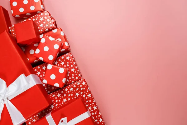 Rahmen Aus Roten Geschenkboxen Auf Rosa Hintergrund Mit Kopierraum Für — Stockfoto