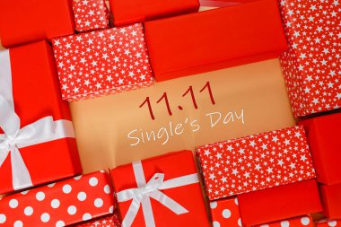 Sarı zemin üzerinde kırmızı hediye kutularının çerçevesi ve metin 11: 11 single 's day sale için kopya alanı.