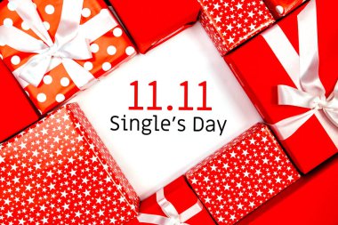 Çin 'de online alışveriş, 11.11 single' ın günlük satış konsepti. Beyaz ve kahverengi zemin üzerinde kırmızı hediye kutuları metin 11: 11 single 's day sale için kopyalama alanı ile.