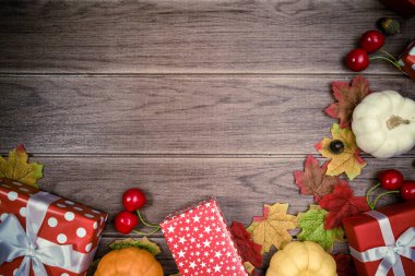 Bayram Noel arkaplanı için hediye kutusu kırmızısı ve aksesuarları, Şükran Günü Festivali 2019, metin için boşluk kopyala.