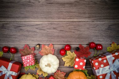 Bayram Noel arkaplanı için hediye kutusu kırmızısı ve aksesuarları, Şükran Günü Festivali 2019, metin için boşluk kopyala.