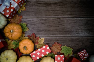 Bayram Noel arkaplanı için hediye kutusu kırmızısı ve aksesuarları, Şükran Günü Festivali 2019, metin için boşluk kopyala.