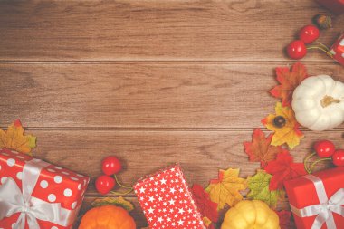 Güzel bir geçmiş. Bayram Noel arkaplanı için hediye kutusu kırmızısı ve aksesuarları, metin için alanı kopyala.