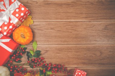 Güzel bir geçmiş. Bayram Noel arkaplanı için hediye kutusu kırmızısı ve aksesuarları, metin için alanı kopyala.