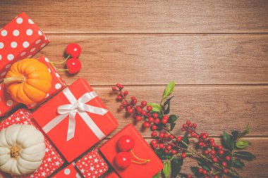 Güzel bir geçmiş. Bayram Noel arkaplanı için hediye kutusu kırmızısı ve aksesuarları, metin için alanı kopyala.