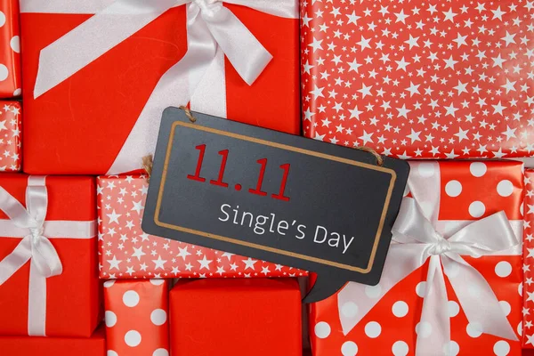 Çin 'de online alışveriş, 11.11 single' ın günlük satış konsepti. 11.11 nolu metin için arkaplanda kopya alanı olan kırmızı hediye kutuları indirimi.