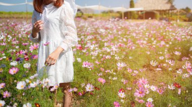 Kozmosta güzel bir kız gökyüzünde mavi bir arka planda, Asya 'da güzel bir mızrak..