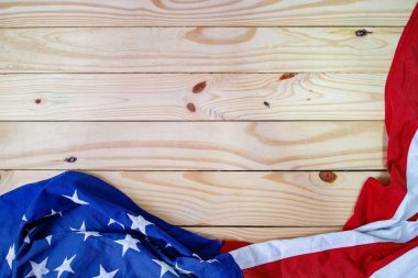 Ulusal Amerikan bayrağını ahşap arka planda metin için fotokopi aletiyle salla.
