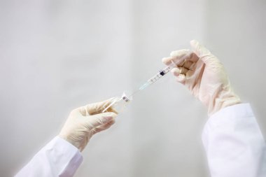 Coronavirus aşısı COVID-19 'un geliştirilmesi ve yaratılması. Coronavirus Aşı Kavanozu. Doktor Beyaz Aşı Kavanozu 'nun elinde. Koronavirüsle mücadele aşısı. Sağlık ve Tıp Konsepti.