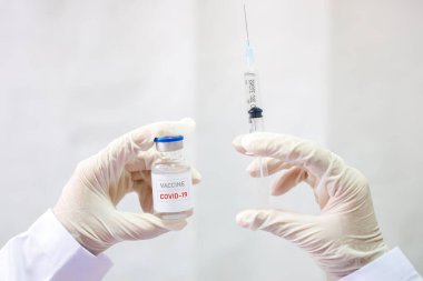 Coronavirus aşısı COVID-19 'un geliştirilmesi ve yaratılması. Coronavirus Aşı Kavanozu. Doktor Beyaz Aşı Kavanozu 'nun elinde. Koronavirüsle mücadele aşısı. Sağlık ve Tıp Konsepti.