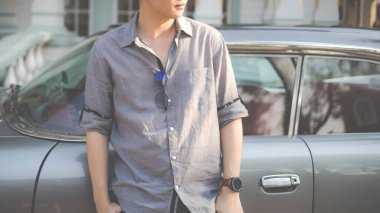 Antika arabanın yanında duran genç adam - kullanılmış araba ya da kiralık araba konsepti.