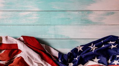 Ulusal Amerikan bayrağını sallamaya yakın durun. Amerika Birleşik Devletleri bayrağı. Anma günüyle birlikte gri bir tahta zemin üzerinde..